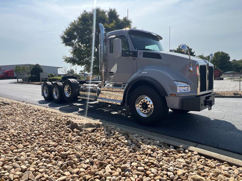 New 2027 Kenworth T880