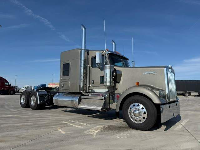 New 2027 Kenworth W900L