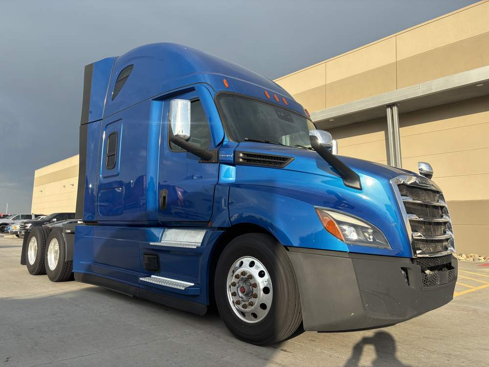 Used 2023 Freightliner PT126064ST