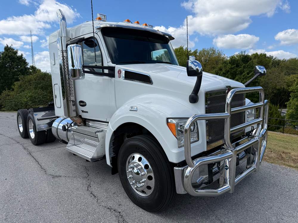 Used 2023 Kenworth T880S