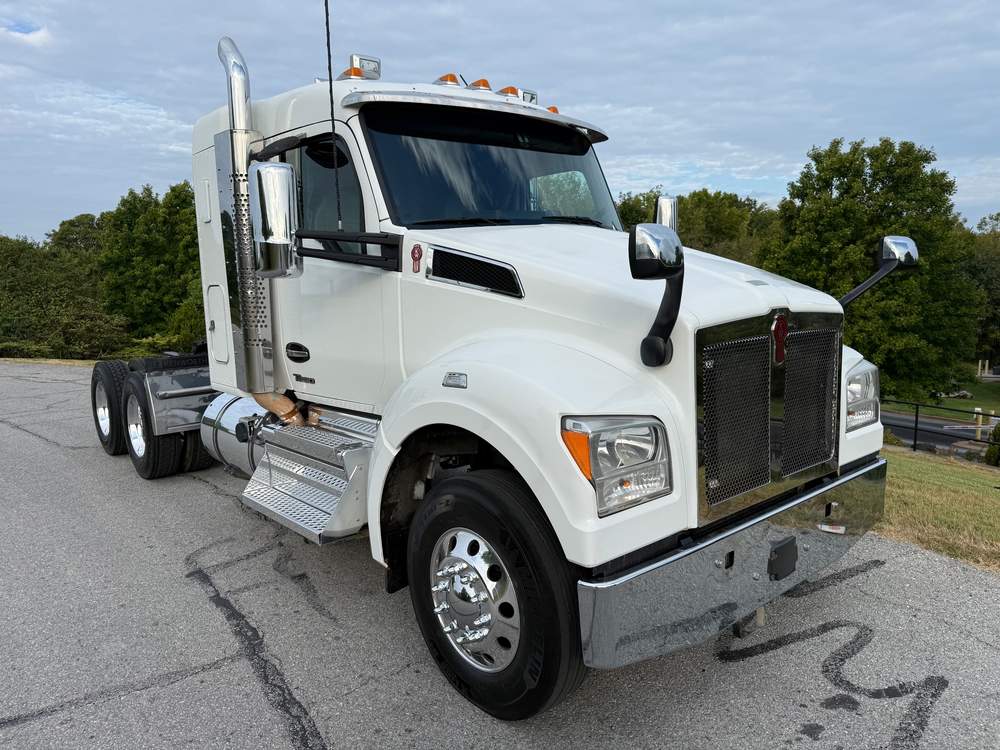 Used 2023 Kenworth T880S