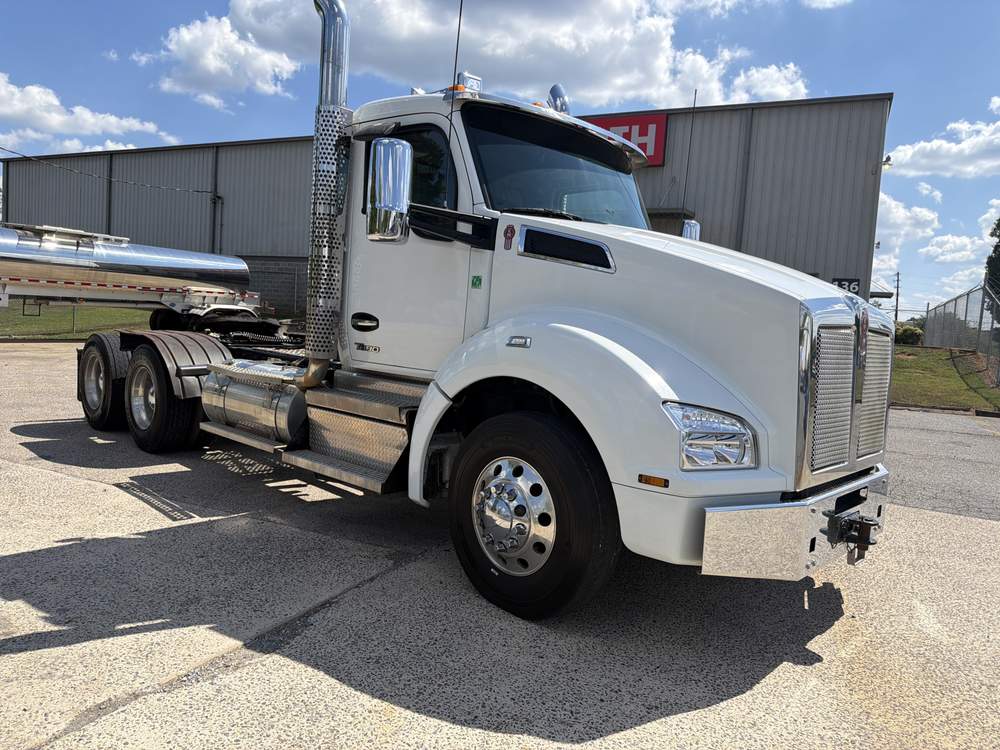 Used 2025 Kenworth T880