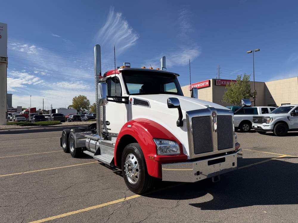 Used 2023 Kenworth T880
