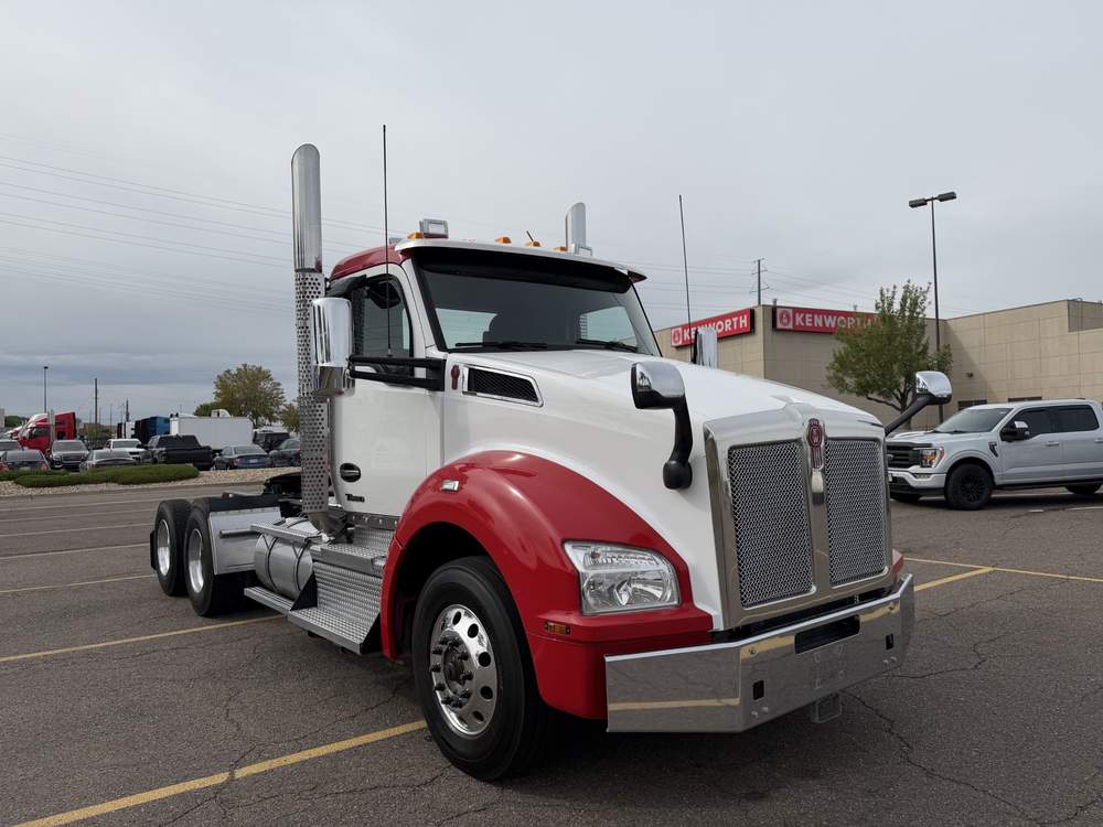 Used 2023 Kenworth T880