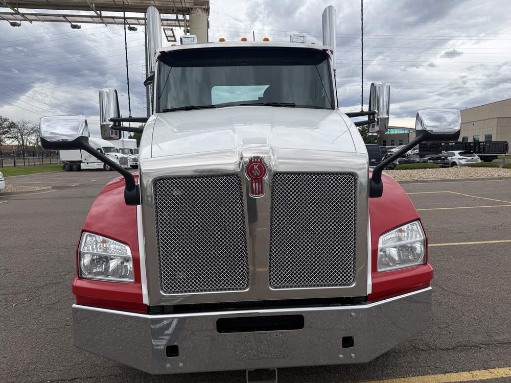 Used 2023 Kenworth T880