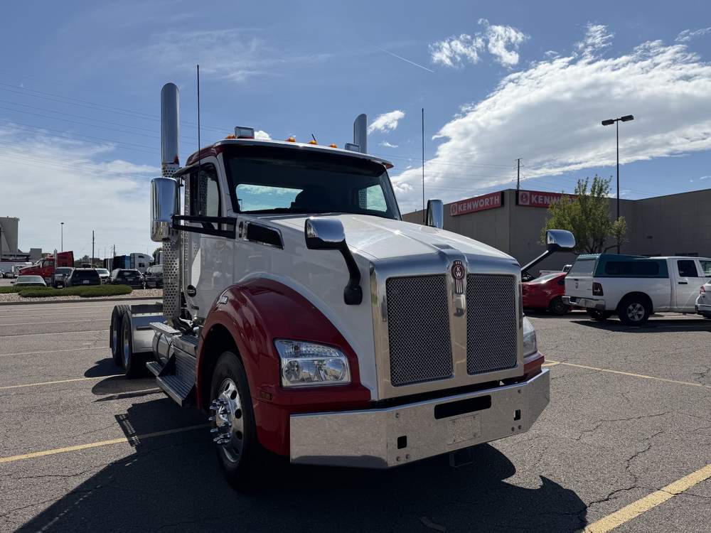 Used 2023 Kenworth T880