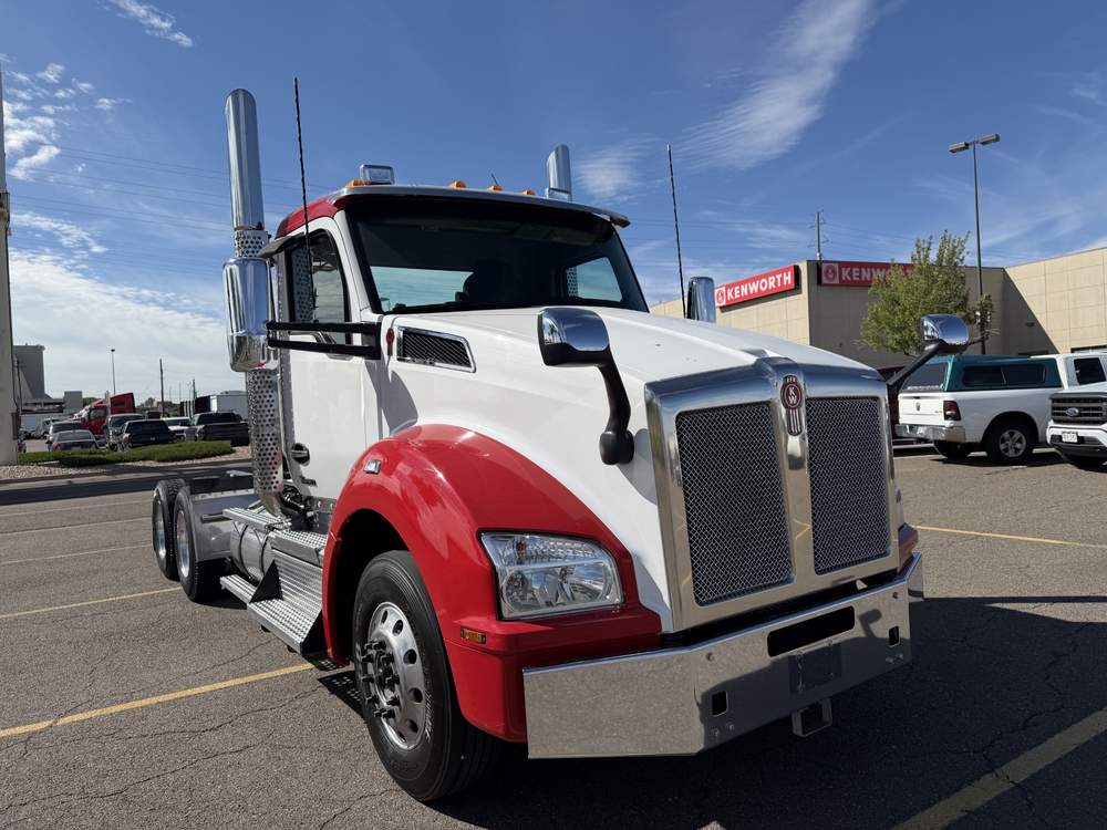 Used 2023 Kenworth T880