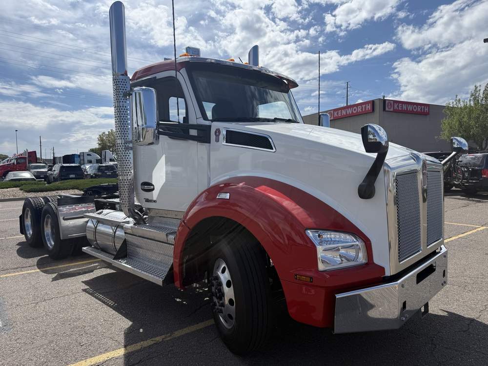 Used 2023 Kenworth T880