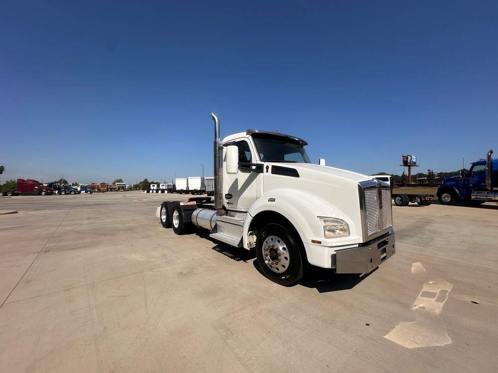 Used 2022 Kenworth T880