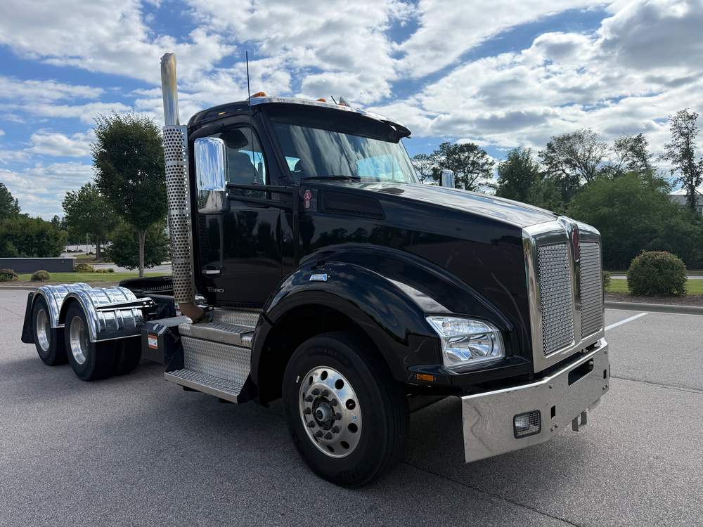 Used 2024 Kenworth T880