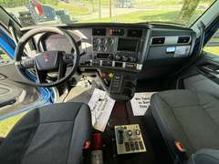 2027 Kenworth T880 photo 3