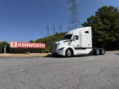 2027 Kenworth T680 photo 2