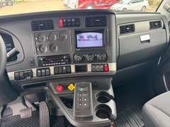 2027 Kenworth T880 photo 3