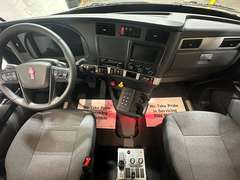 2027 Kenworth T880 photo 3