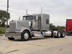 2027 Kenworth W900L photo 2