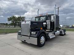 2027 Kenworth W900L photo 2