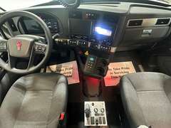 2027 Kenworth T880 photo 3