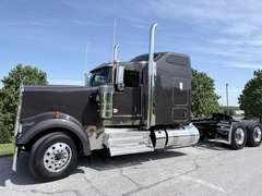 2027 Kenworth W900L photo 2