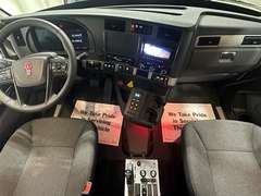 2027 Kenworth T880 photo 2