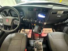 2027 Kenworth T880 photo 3