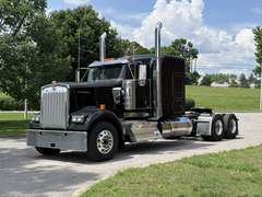 2027 Kenworth W900L photo 2
