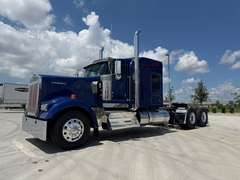 2027 Kenworth W900L photo 2