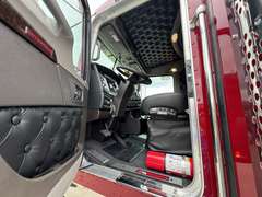 2027 Kenworth W900L photo 3