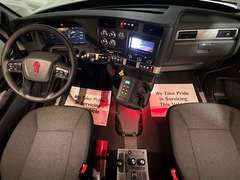2027 Kenworth T880 photo 2