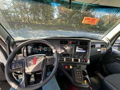 2027 Kenworth T880 photo 3