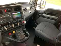 2027 Kenworth T880 photo 2