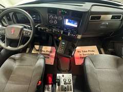 2027 Kenworth T880 photo 3