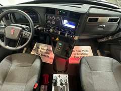 2027 Kenworth T880 photo 3