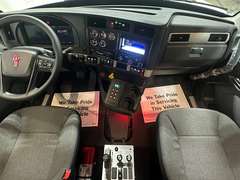 2027 Kenworth T880 photo 2