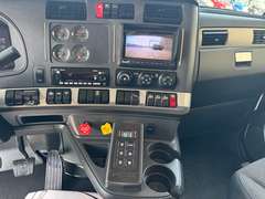 2027 Kenworth T880 photo 9