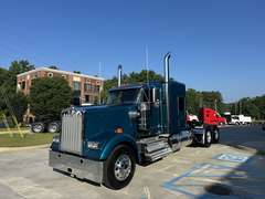 2027 Kenworth W900L photo 2