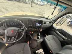 2027 Kenworth T880 photo 3