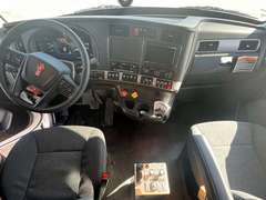 2027 Kenworth T880 photo 3