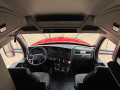 2023 Kenworth T680 photo 3