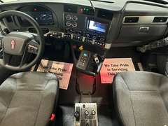 2027 Kenworth T880S photo 2