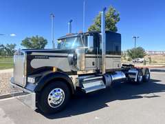 2027 Kenworth W900L photo 2