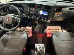 2027 Kenworth T880S photo 2
