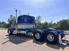 2027 Kenworth W900L photo 4