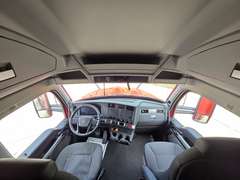 2024 Kenworth T680 photo 3
