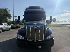 2022 Peterbilt 579 photo 2