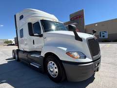 2022 International LT625 photo 1