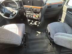 2022 International LT625 photo 3