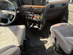 2022 International LT625 photo 3