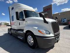 2022 International LT625 photo 1