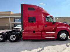 2022 International LT625 photo 10