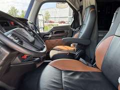 2023 Kenworth T680 photo 10